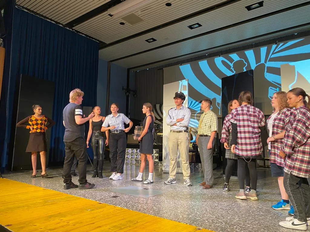 Pascal Mettler gab den Schauspielenden vor der Aufführung noch ein paar Informationen. Pascal Mettler der Regissuer